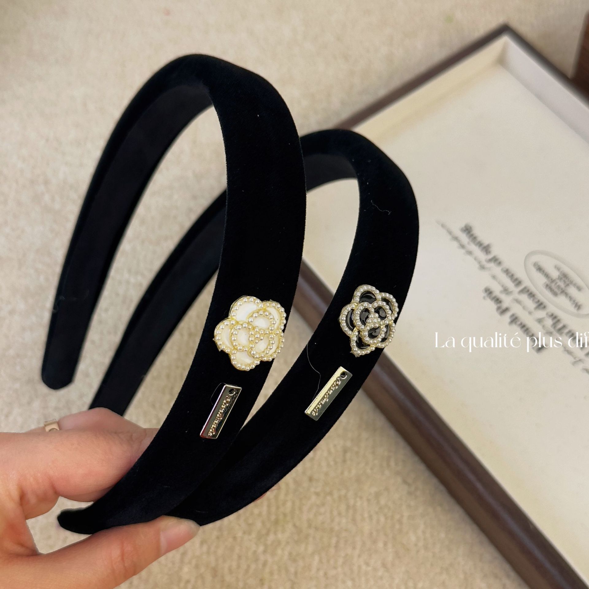 Black Velvet Camellia Logo Pea - Women Accessories Logo recensione e prezzo