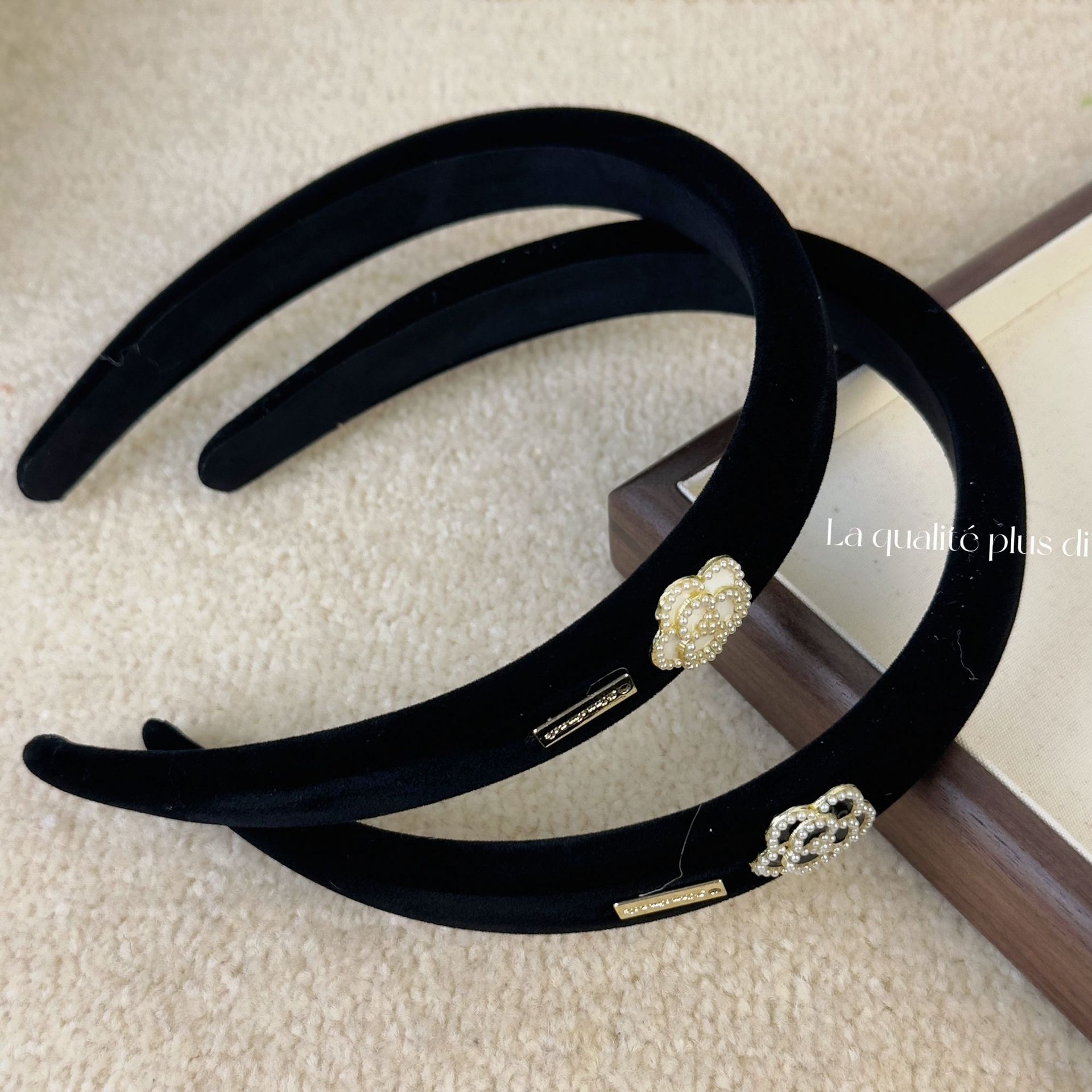 Black Velvet Camellia Logo Pea - Women Accessories Logo recensione e prezzo