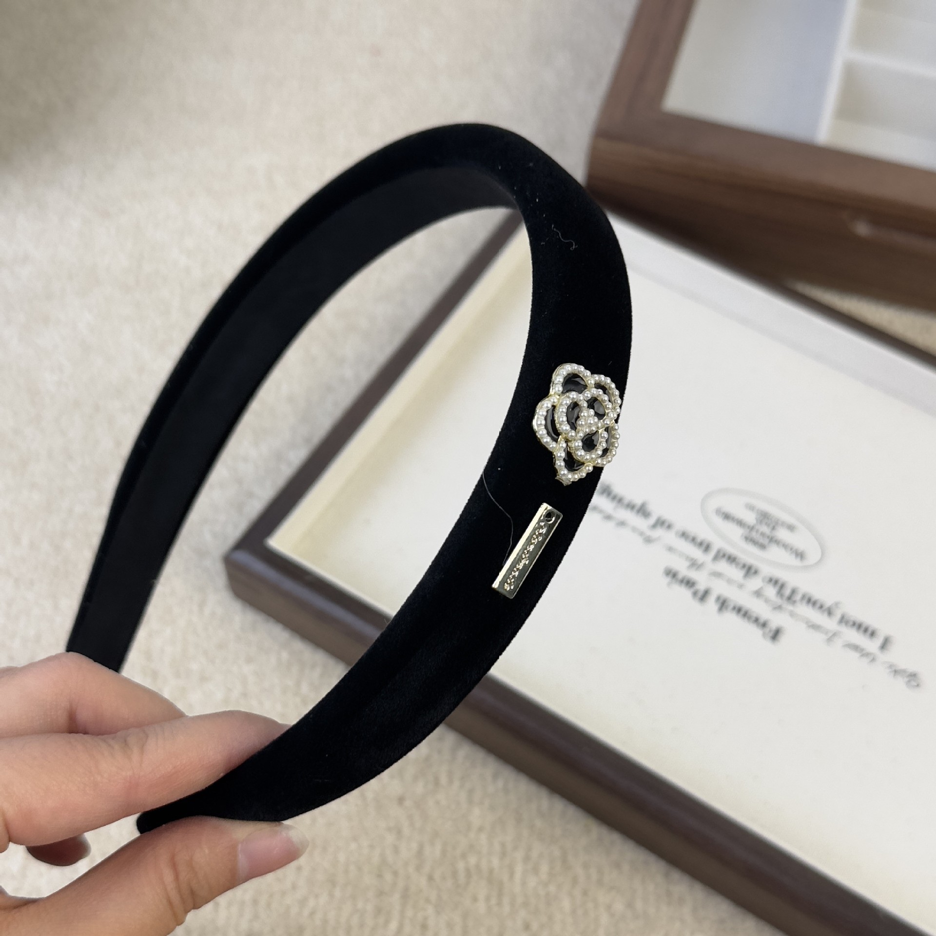 Black Velvet Camellia Logo Pea - Women Accessories Logo recensione e prezzo