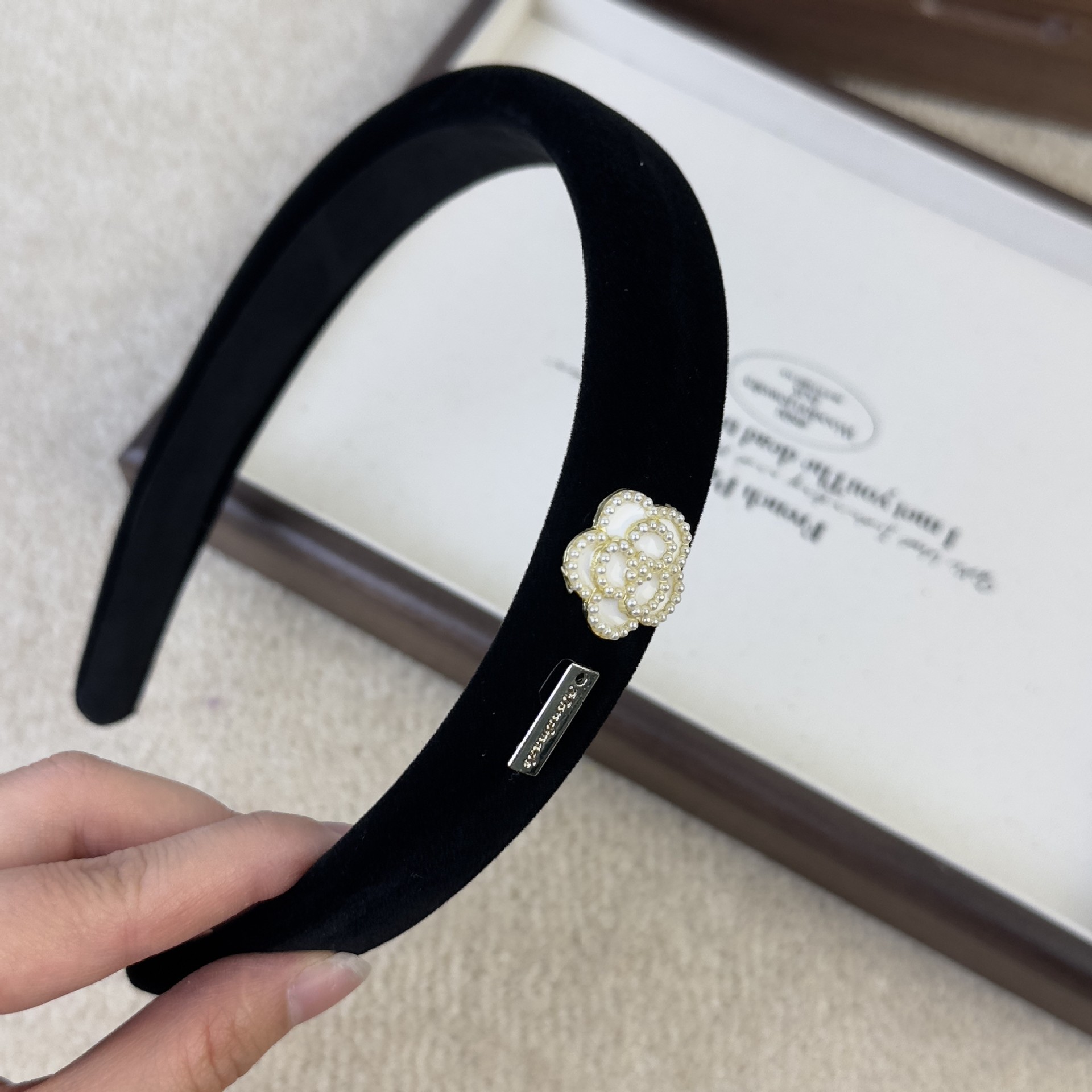 Black Velvet Camellia Logo Pea - Women Accessories Logo recensione e prezzo